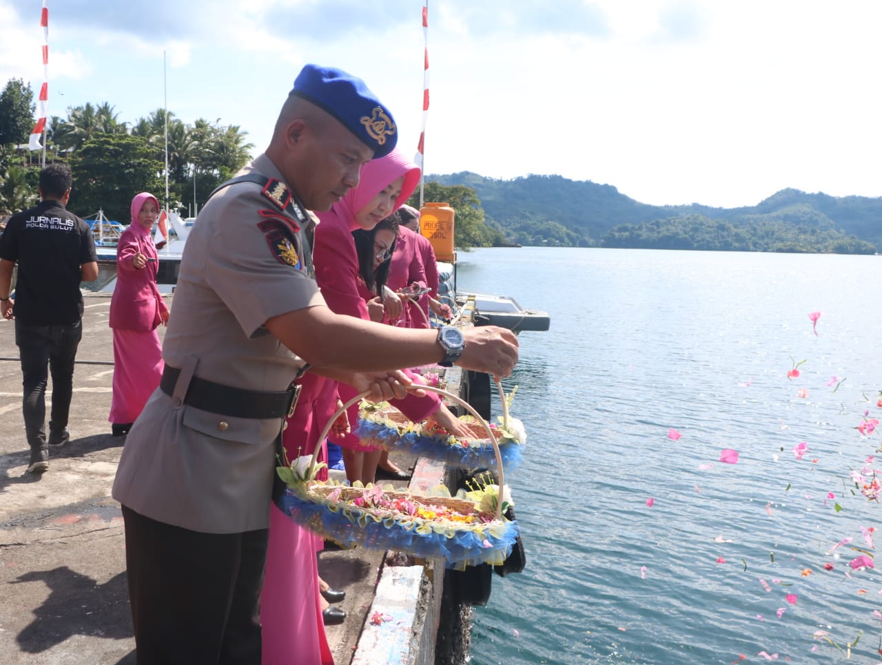 Upacara Tabur Bunga Dalam Rangka Menyambut HUT ke-72 Polairud ( Foto : Humas Polda Sulut ) 