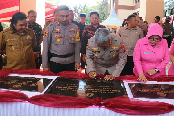 Kapolda Sulut Mentanda tangani Prasasti Kantor Polres Mitra ( Foto : Humas Polda Sulut )