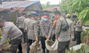 Personil TNI-Polri Kerjabakti Bersihkan Sisa-sisa Lumpur dan Puing Pasca Banjir di Manado ( Foto : Humas Polda Sulut )